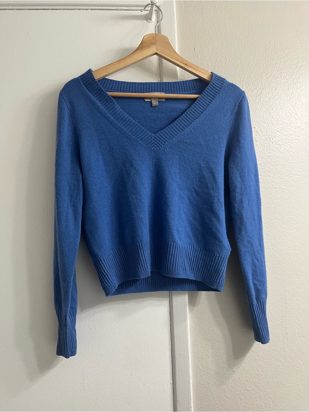 100% cashmere J. Crew Blue V-Neck Sweater - Soft Knit Ribbed Hem